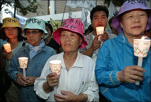 '전쟁반대' '평화' 등이 적힌 모자를 쓴 일본군위안부 출신 할머니들이 촛불을 들고 파병반대 집회에 참석했다. 